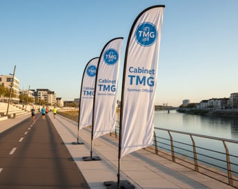 Ensemble d'oriflammes sportifs installés pour une course