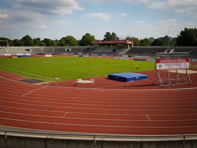 Panneau publicitaire grand format aux abord d'un stade