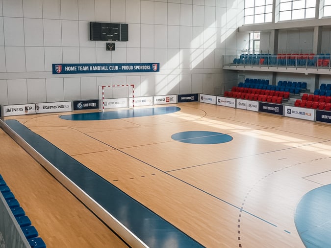Panneaux sponsors aux abords d'un terrain en indoor