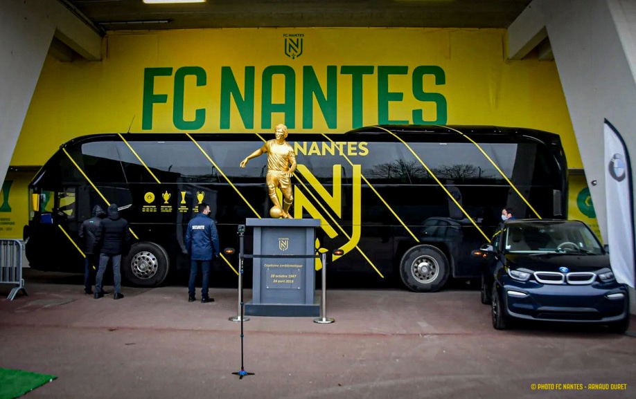 Nouveau covering autocar club du FC Nantes devant son stade
