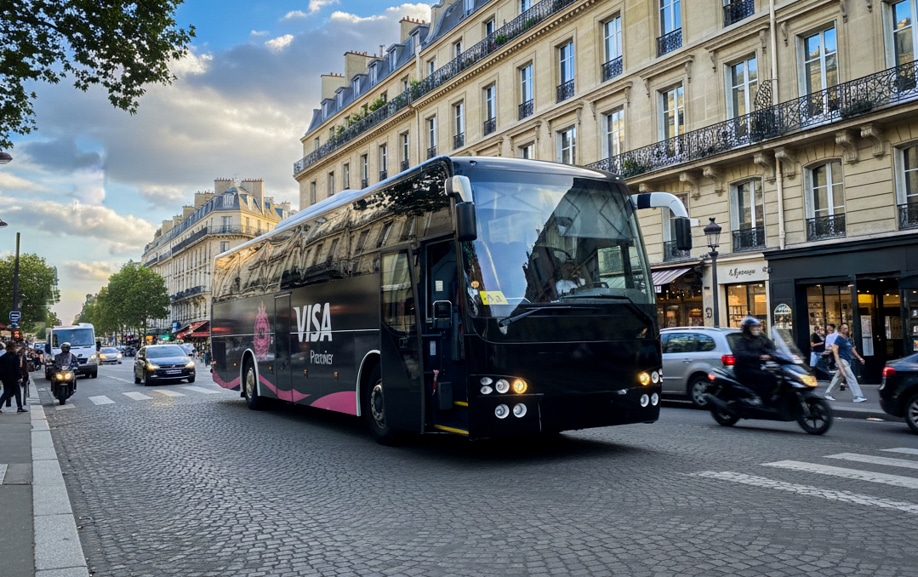 Bus de la team Gentle Mates dans les rues de Paris arborant un nouveau covering réalisé par Sportsign