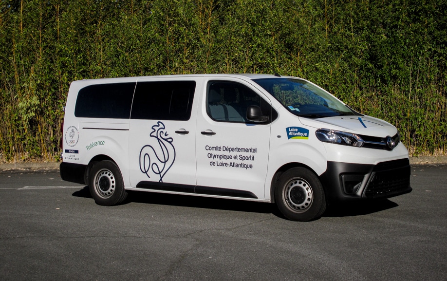 Covering partiel de minibus sportif pour le comité départemental olympique et sportif