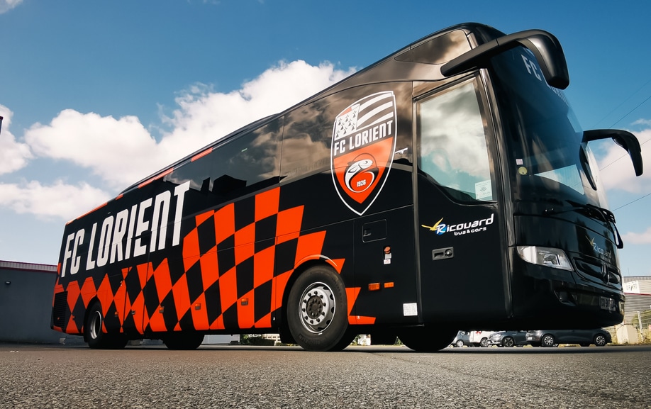 Covering total du bus joueurs du FC Lorient réalisé par SPORTSIGN