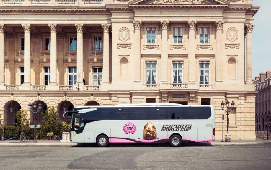 Covering du bus de l'équipe esport gentle mates pour la coupe du mon d'e-sport