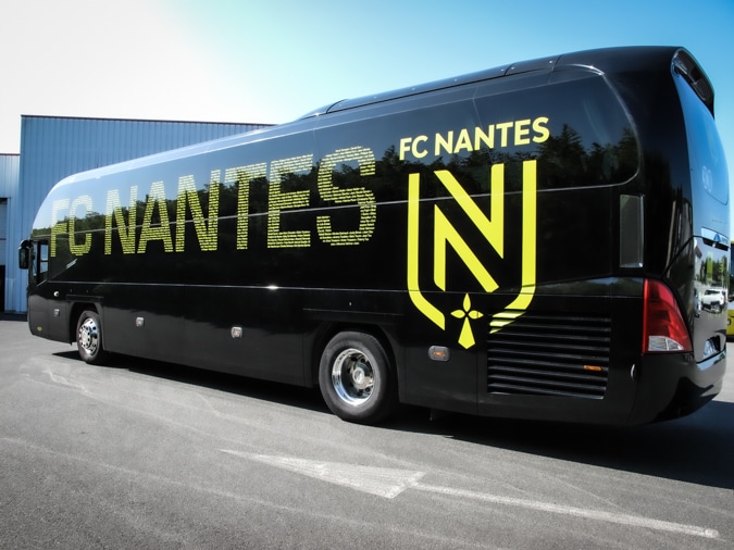 Autocar sportif habillé par Sportsign pour le FC Nantes