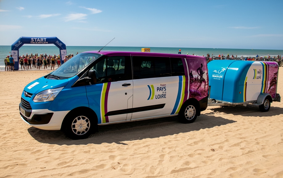 Minibus et sa caravane sur la plage