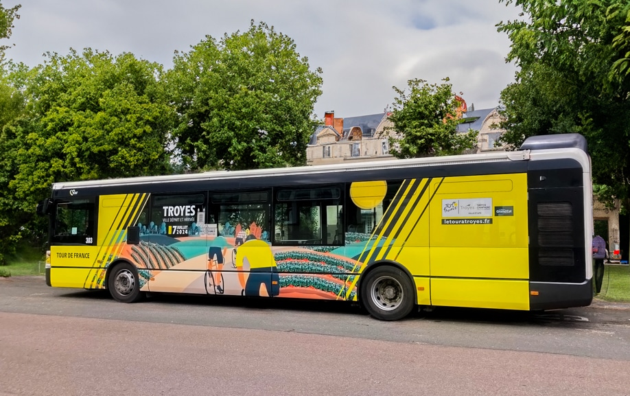 Bus promotionnel événement sportif aux couleurs du Tour de France