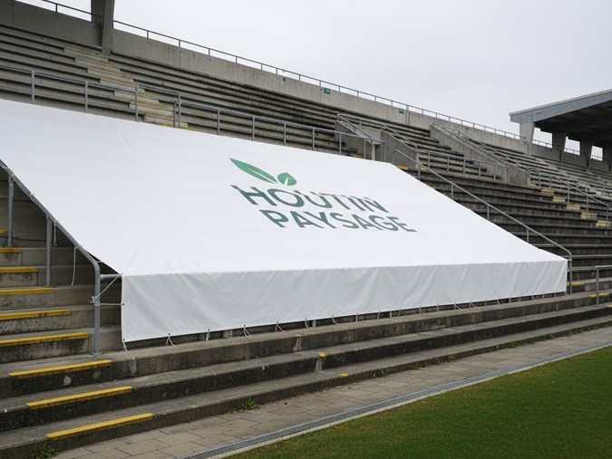 Bâche gradin grand format posée sur une tribune de stade pour habiller les gradins et afficher les couleurs du club.