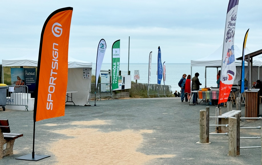 Oriflammes signalétique outdoor levées pour une compétition de surf