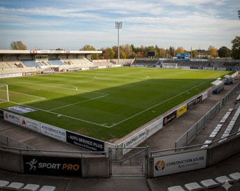 Ensemble de panneaux publicitaires dans un stade