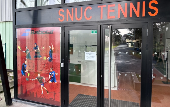 Vitrophanie signalétique sportive indoor pour le snuc nantais