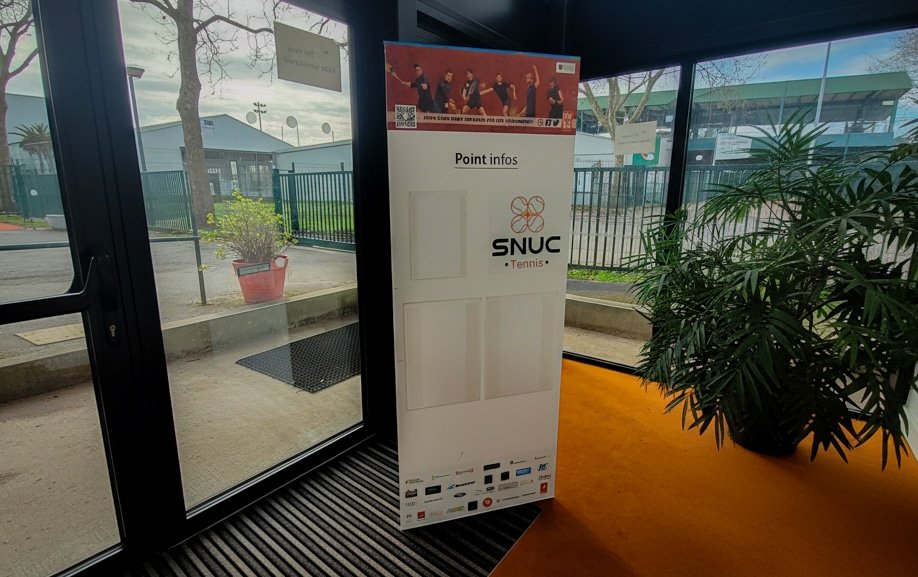 Signalétique totem indoor pour un club de tennis nantais