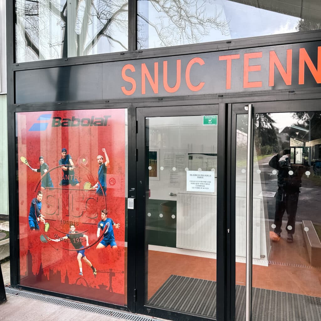 Vitrophanie à l'entrée d'un complexe sportif