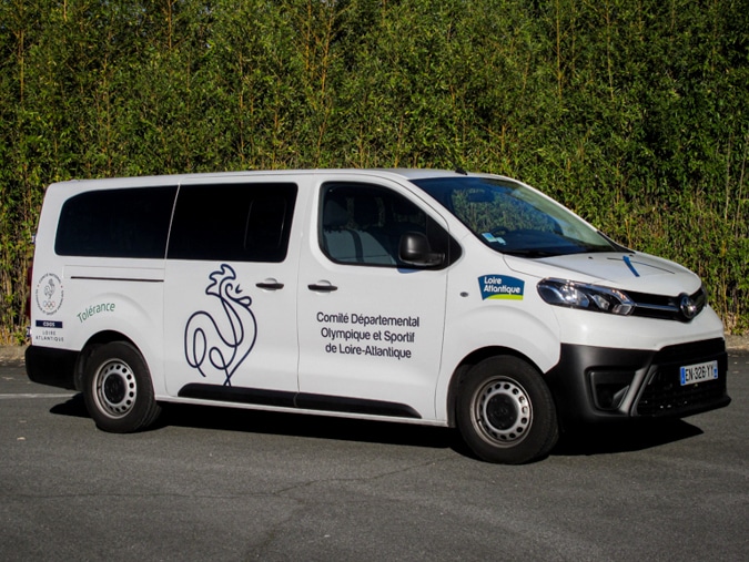 Minibus de transport de matériel et de personnes d'un comité sportif