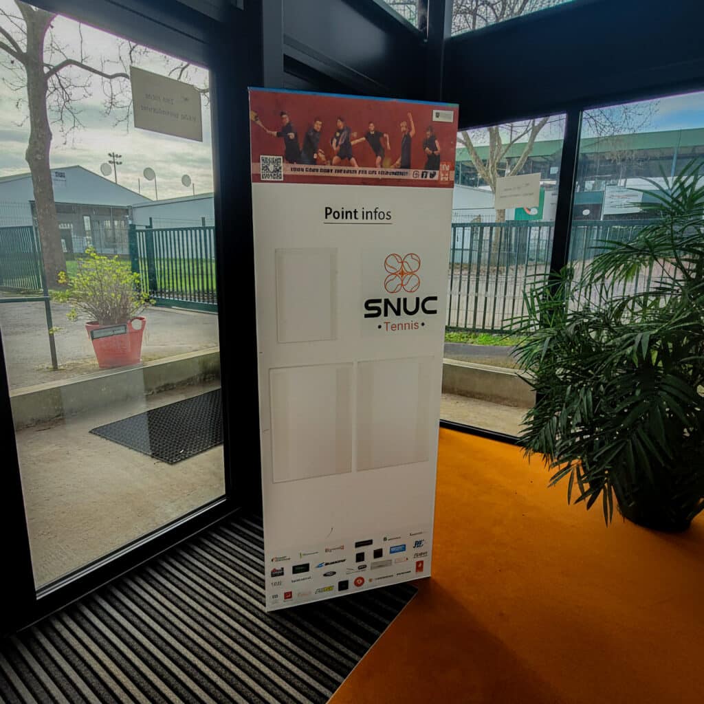 Totem dans les locaux d'un club de tennis nantais
