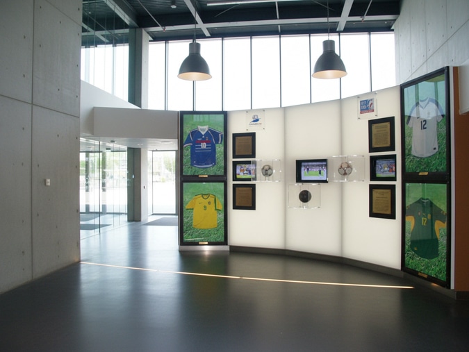 Affichage muséographique indoor d'éléments footballistiques