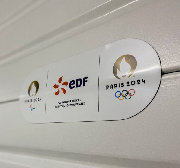 Affichage d'une signalétique indoor pour le partenariat d'EDF et des JO 2024