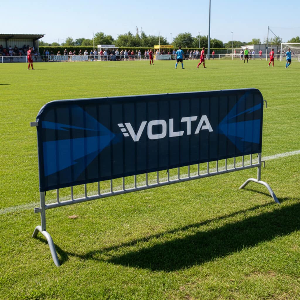 Signalétique sportive avec une barrière habillée par sa chaussette sportive