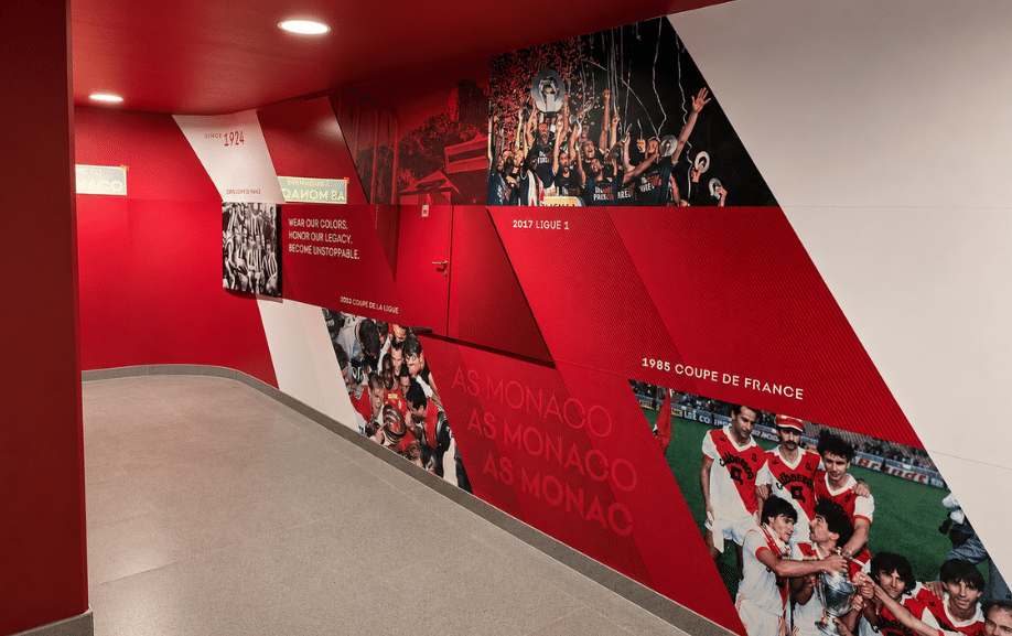 Signalétique AS Monaco installée à l’entrée du parking du centre d’entraînement