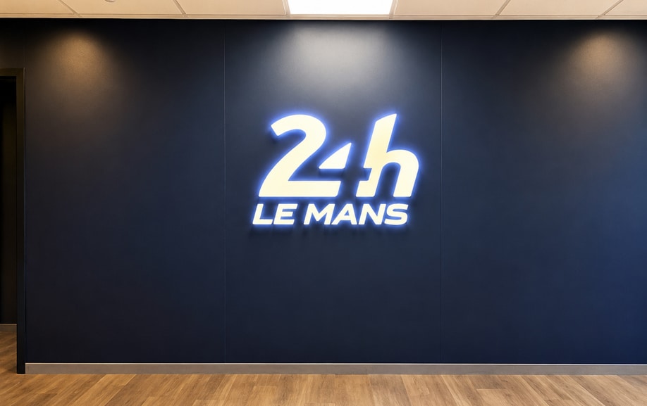 Logo lumineux 24h Le Mans intégré à la signalétique intérieure du Circuit du Mans